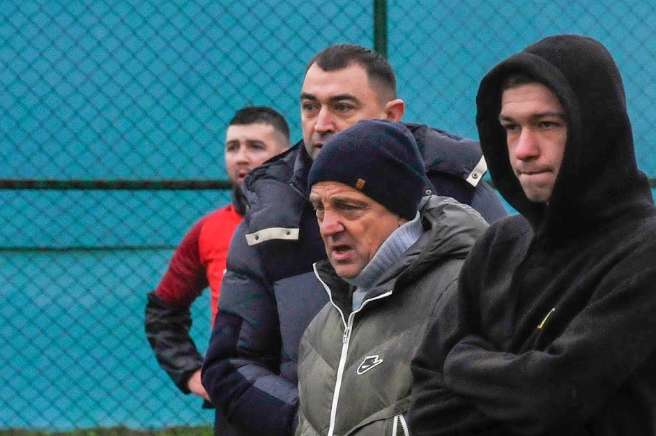 Group of people playing mini football Группа людей играющих в мини-футбол