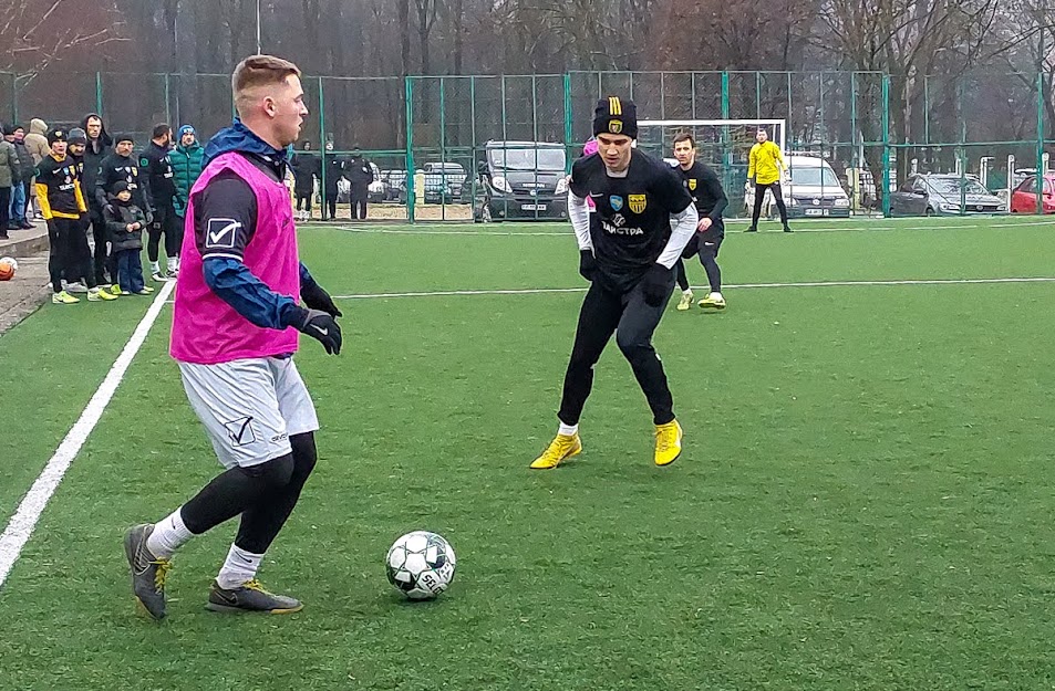 Group of people playing mini football Группа людей играющих в мини-футбол