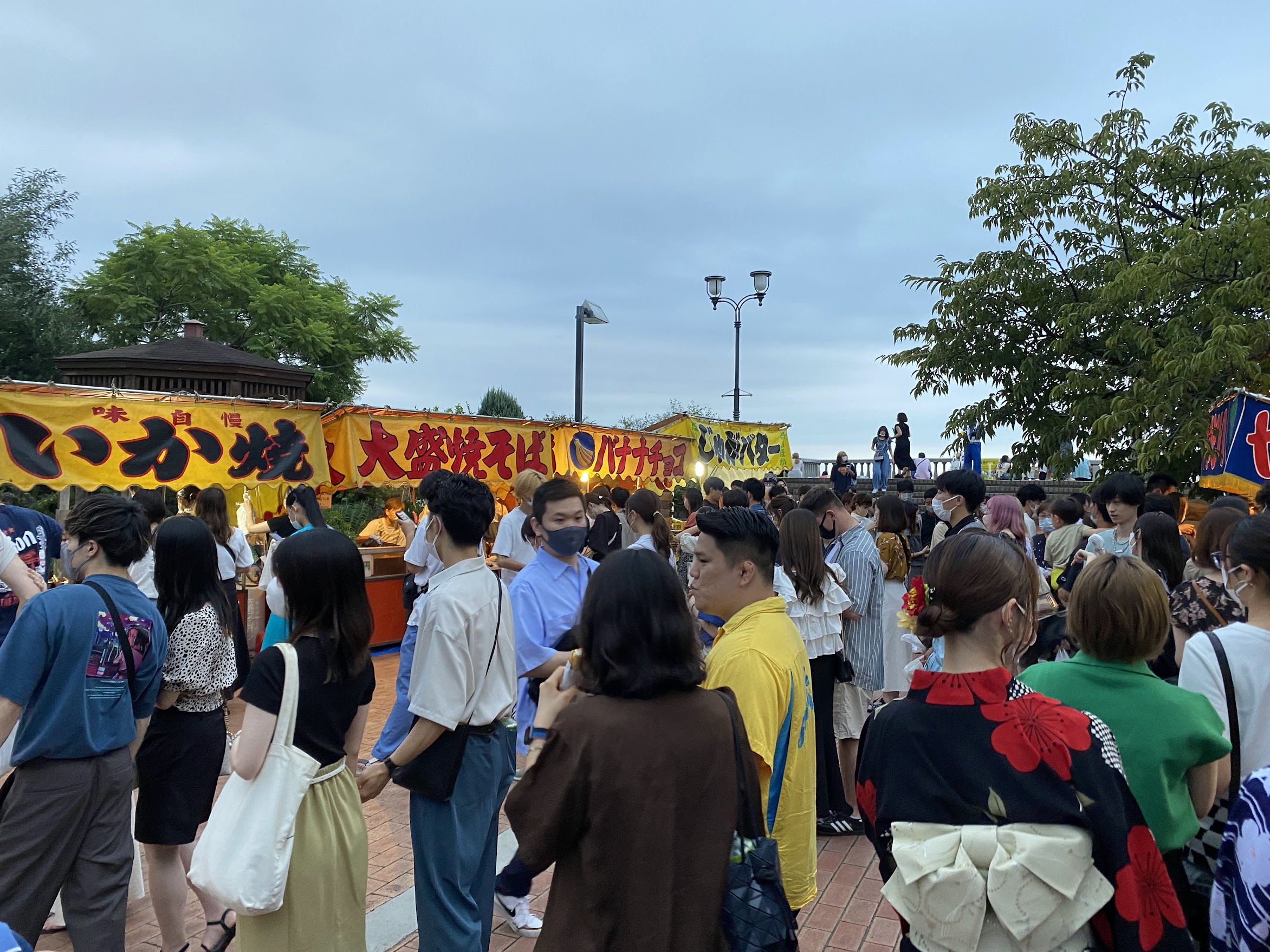 Lots of people falling in line to buy food