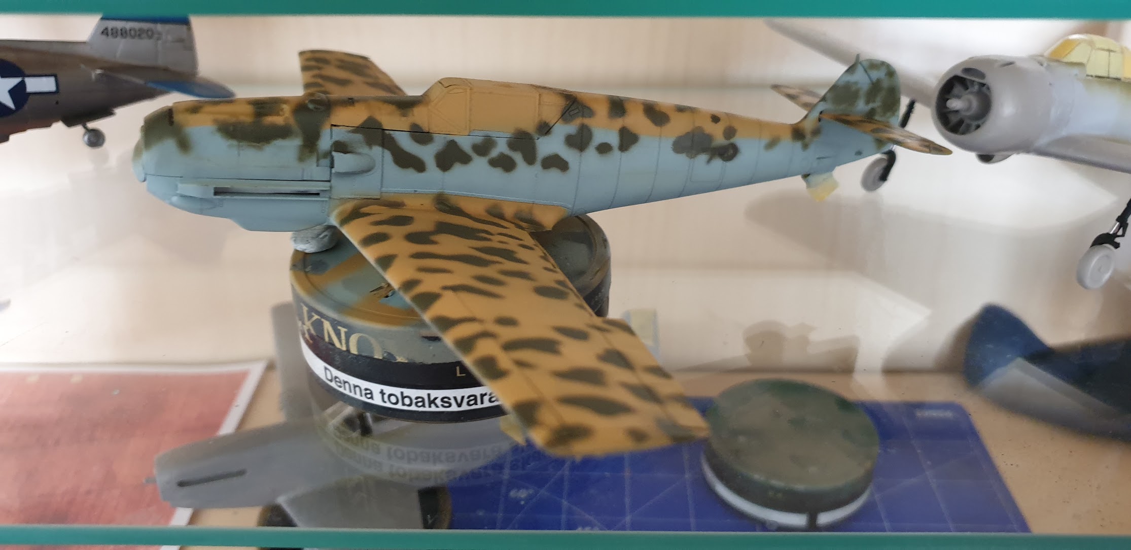 Messerschmitt Bf 109 E7 Trop Eduard 1/48 AL9nZEWpUkUpxsBesM--fqNfwicd38sOiUpmKEMr1PDAPS0r1NsfiENyufV_XjvrAJdFPfuRgZOVIKhdBT0g0SMYRxEh0hf6oQV4SdIf1xKpksFZqvRLuT9C0s24kkS6UslvoiWxJ3_Pq_-sU4-XxCe0ujOL=w2230-h1084-no