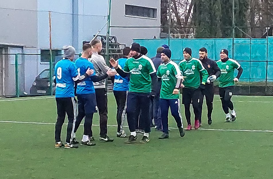 Group of people playing mini football Группа людей играющих в мини-футбол