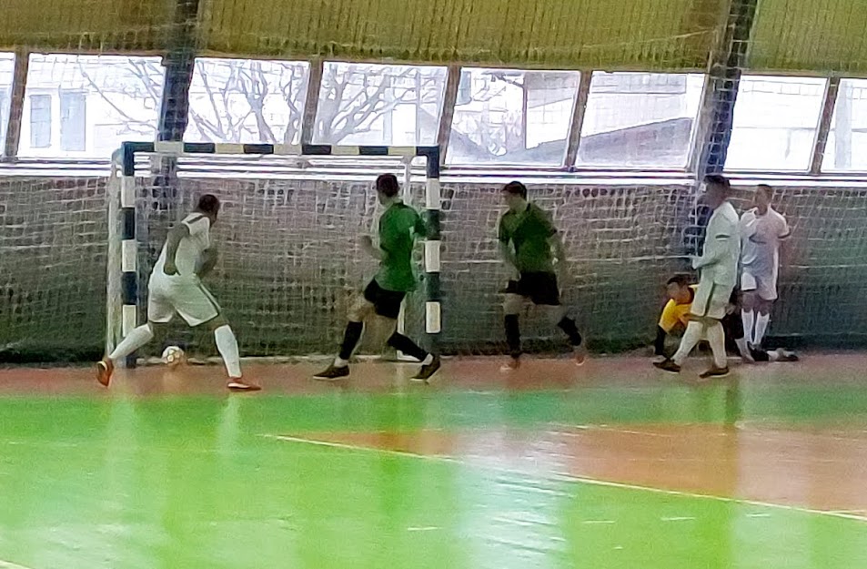 Group of people playing mini football Группа людей играющих в мини-футбол