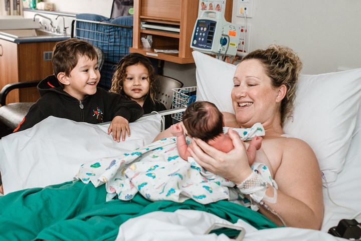 15 Incredible and Powerful Photos Of Moms 'Delivering' Their Own Babies