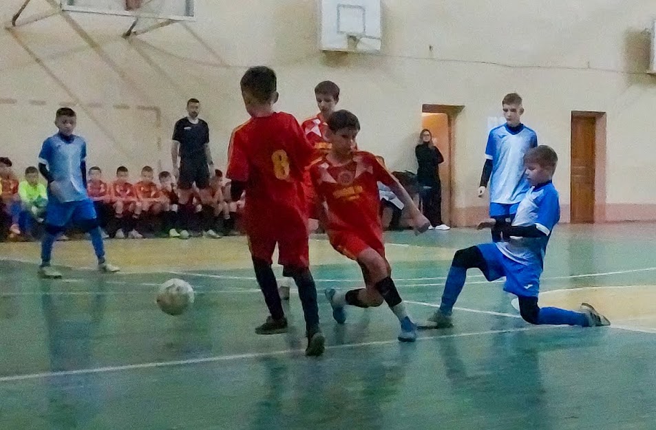 Group of people playing mini football Группа людей играющих в мини-футбол