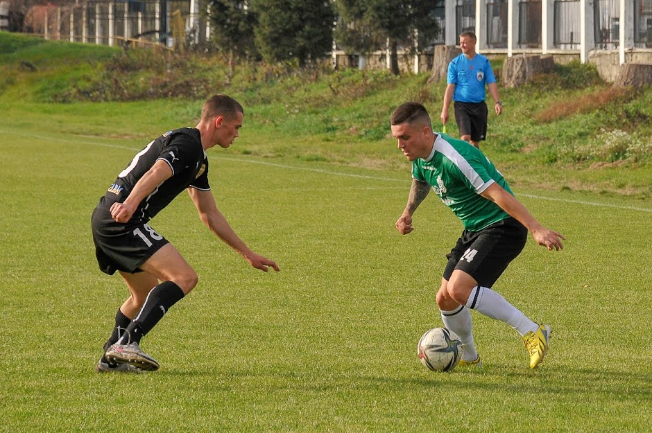 Group of people playing mini football Группа людей играющих в мини-футбол