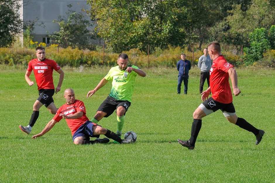 Group of people playing mini football Группа людей играющих в мини-футбол