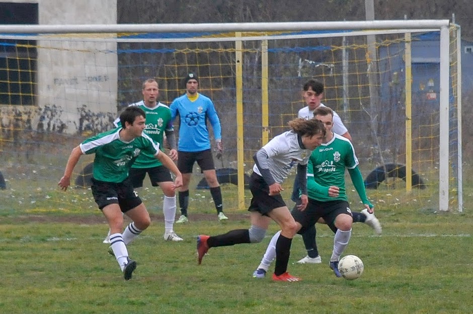 Group of people playing mini football Группа людей играющих в мини-футбол