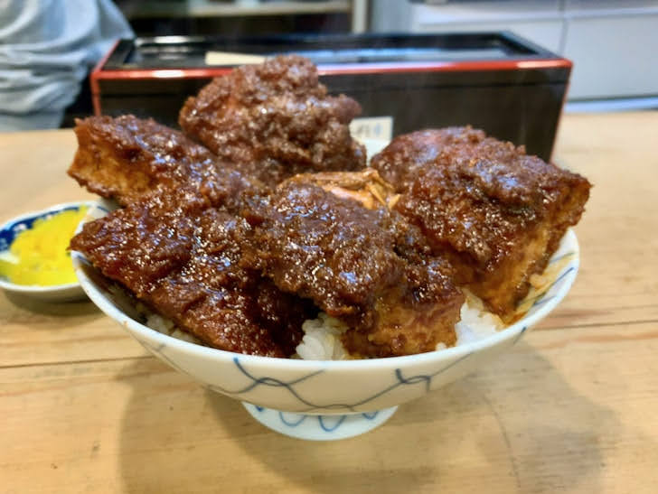 横から見た味噌カツ丼。その２