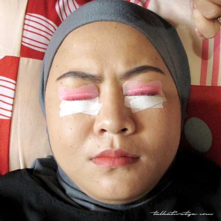 proses lash lift bulu mata diberi cairan keratin agar lentik