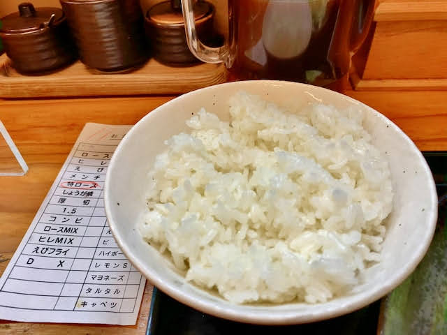 大きめの茶碗に盛られたゴハン