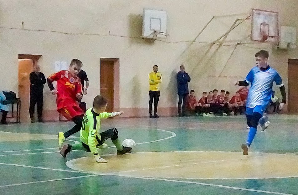 Group of people playing mini football Группа людей играющих в мини-футбол