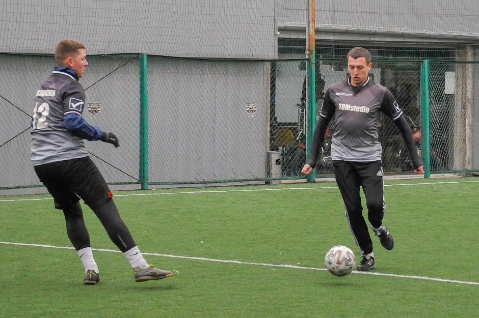 Group of people playing mini football Группа людей играющих в мини-футбол