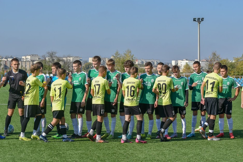 Group of people playing mini football Группа людей играющих в мини-футбол