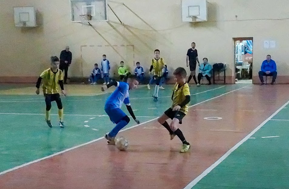 Group of people playing mini football Группа людей играющих в мини-футбол