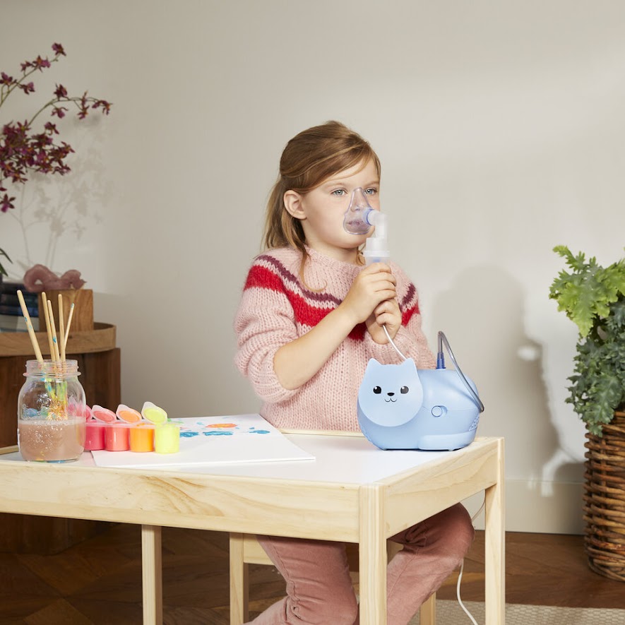 Dievčatko inhaluje s inhalátorom OMRON Nami Cat (C303)