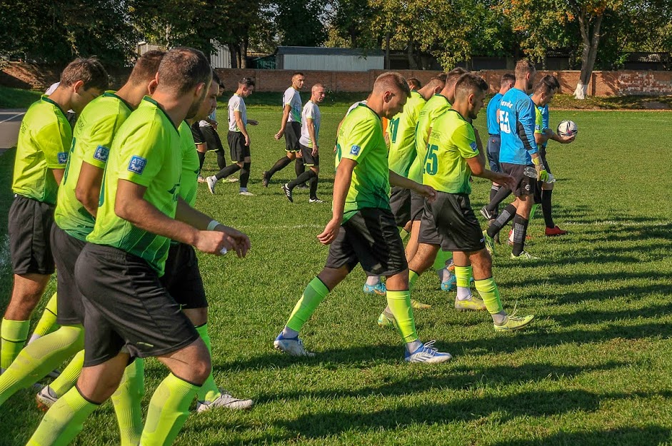 Group of people playing mini football Группа людей играющих в мини-футбол