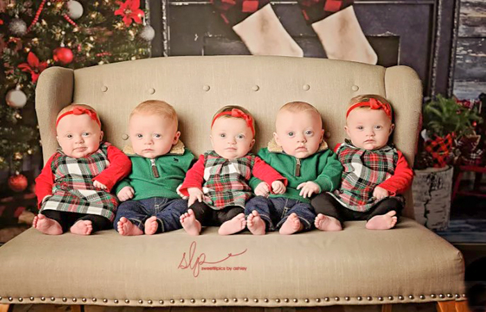 Couple Who Welcomed Quintuplets After Fertility Struggles Have Adorable Christmas Photo Shoot