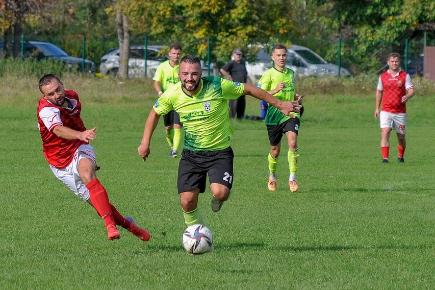 Group of people playing mini football Группа людей играющих в мини-футбол