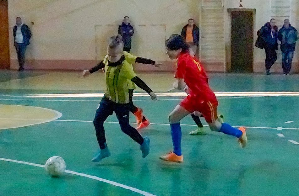 Group of people playing mini football Группа людей играющих в мини-футбол