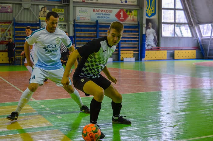 Group of people playing mini football Группа людей играющих в мини-футбол