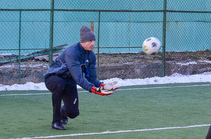 Group of people playing mini football Группа людей играющих в мини-футбол