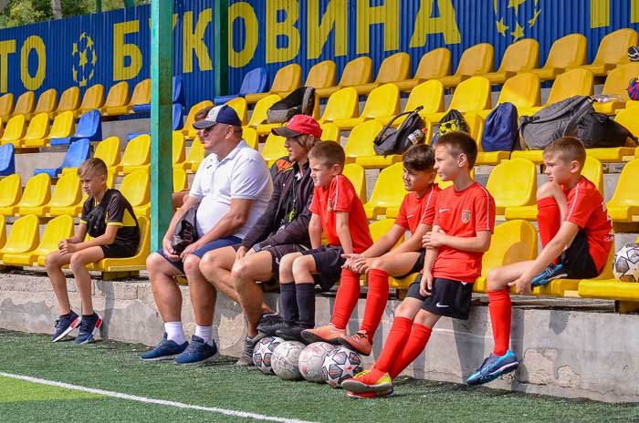 Group of people playing mini football Группа людей играющих в мини-футбол