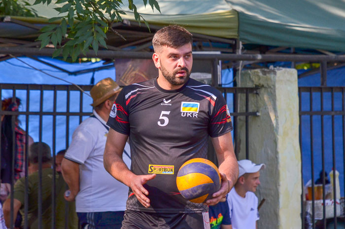 Group of people playing volleyball Группа людей играющих в волейбол