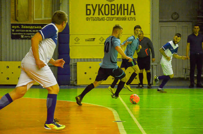 Group of people playing mini football Группа людей играющих в мини-футбол