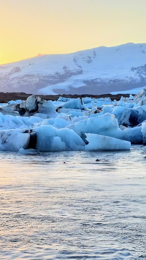 Glaciers and Diamond Beach: In the southeast coast of Iceland you can find the famous Jökulsárlón Glacier Lagoon, a glacier water lagoon filled with the meltwater and icebergs that have broken off from Breiðamerkurjökull, a tongue of Europe’s glacier, Vatnajökull. We arrived for sunset.
