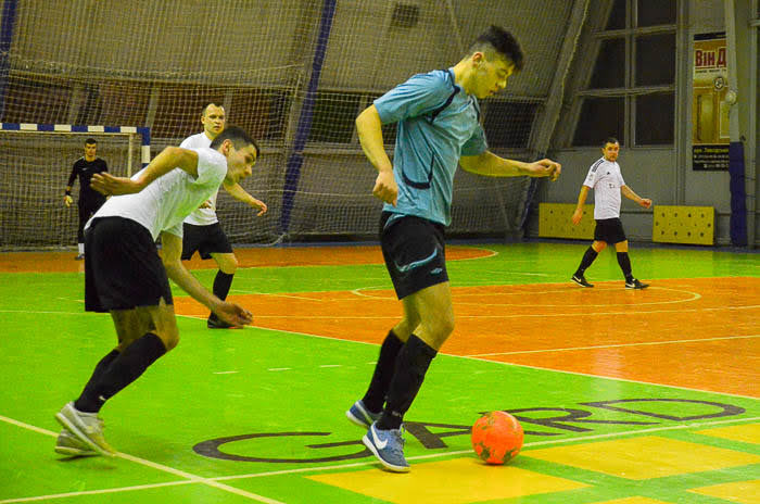 Group of people playing mini football Группа людей играющих в мини-футбол