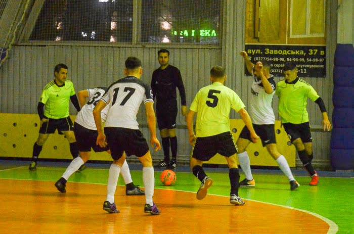 Group of people playing mini football Группа людей играющих в мини-футбол