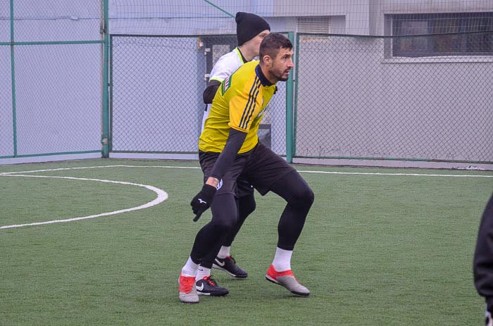 Group of people playing mini football Группа людей играющих в мини-футбол