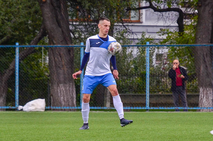 Group of people playing mini football Группа людей играющих в мини-футбол