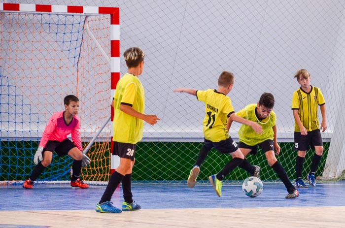 Group of people playing mini football Группа людей играющих в мини-футбол