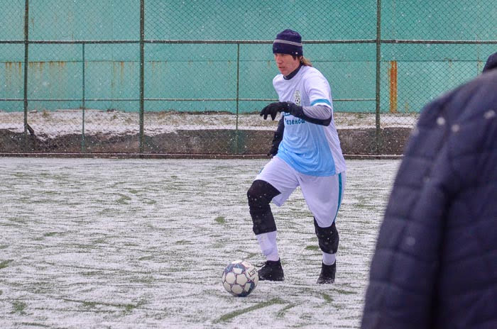 Group of people playing mini football Группа людей играющих в мини-футбол