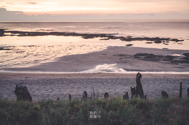 《新北石門》麟山鼻木棧道 眺望絕美夕陽的濱海步道、北海岸私房景點推薦 @我的旅圖中 during my journey