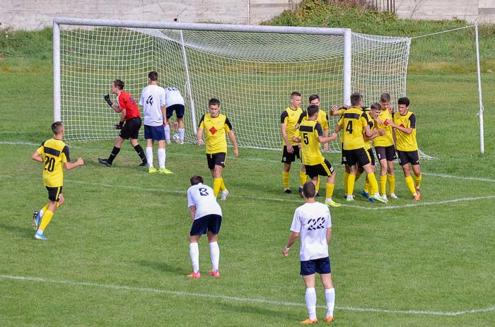 Group of people playing mini football Группа людей играющих в мини-футбол