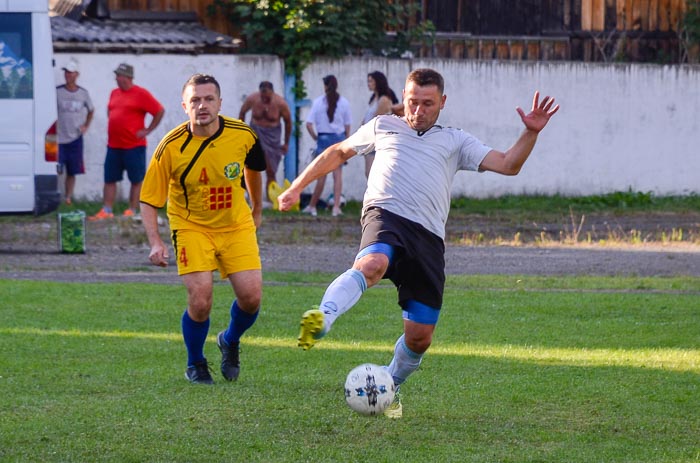 Group of people playing mini football Группа людей играющих в мини-футбол