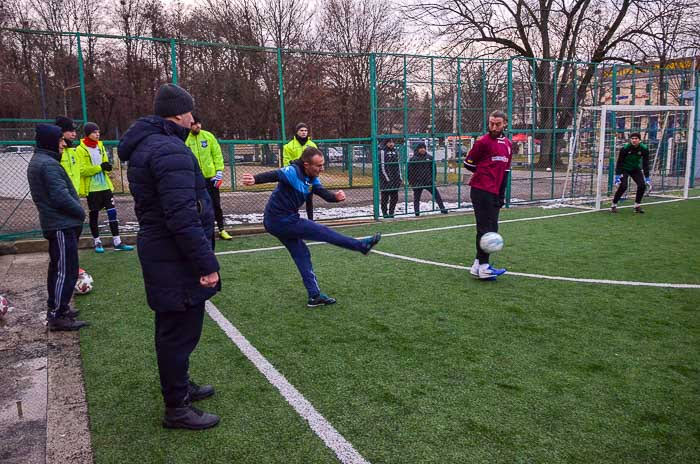 Group of people playing mini football Группа людей играющих в мини-футбол