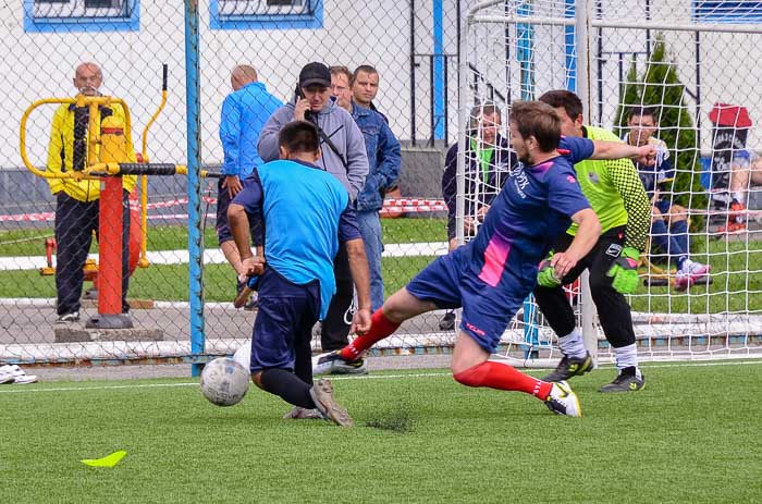 Group of people playing mini football Группа людей играющих в мини-футбол