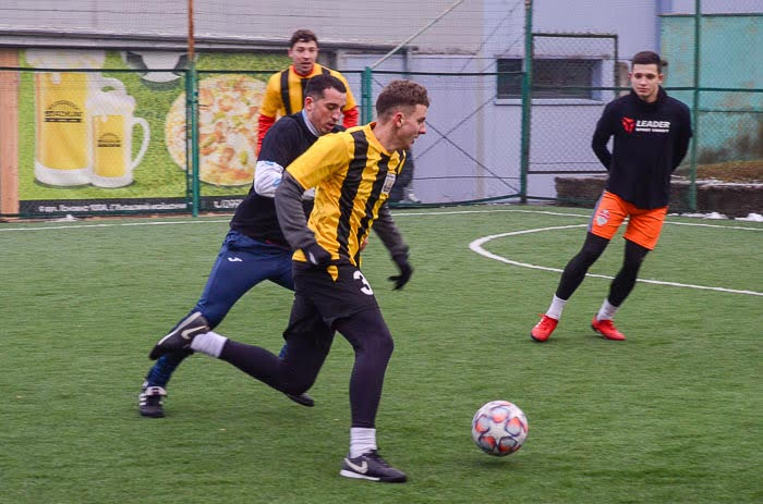 Group of people playing mini football Группа людей играющих в мини-футбол