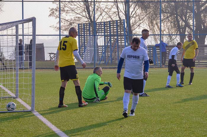 Group of people playing mini football Группа людей играющих в мини-футбол