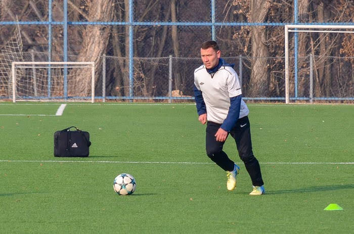 Group of people playing mini football Группа людей играющих в мини-футбол