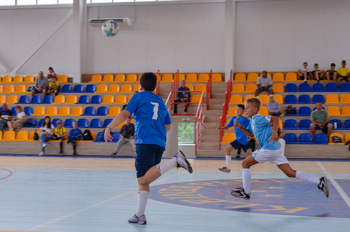 Group of people playing mini football Группа людей играющих в мини-футбол