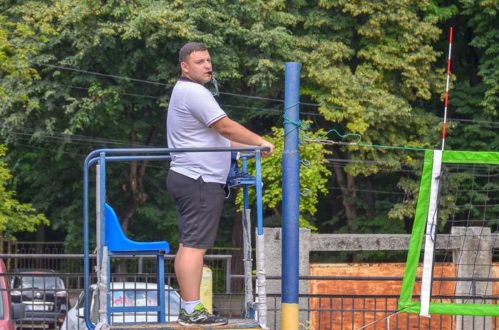 Group of people playing volleyball Группа людей играющих в волейбол