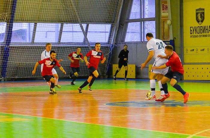 Group of people playing mini football Группа людей играющих в мини-футбол