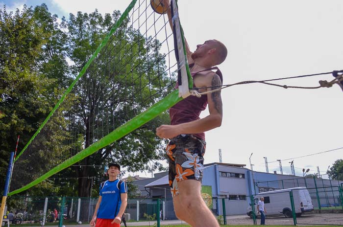 Group of people playing volleyball Группа людей играющих в волейбол