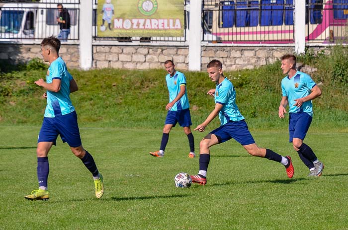 Group of people playing mini football Группа людей играющих в мини-футбол