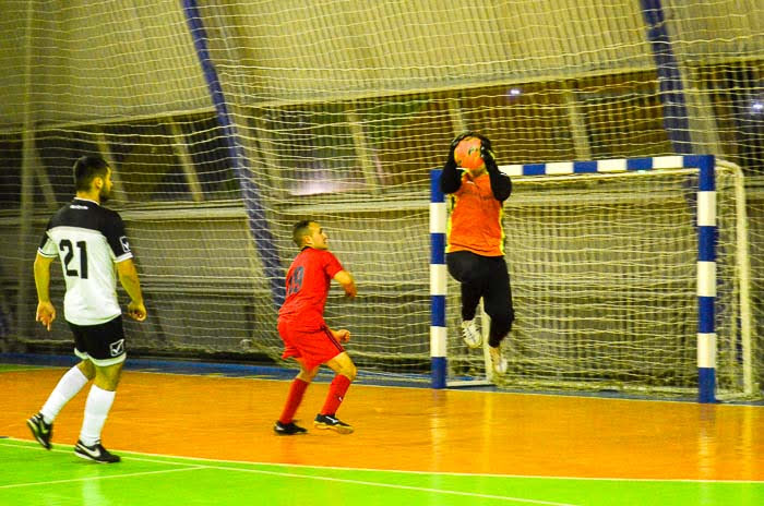 Group of people playing mini football Группа людей играющих в мини-футбол