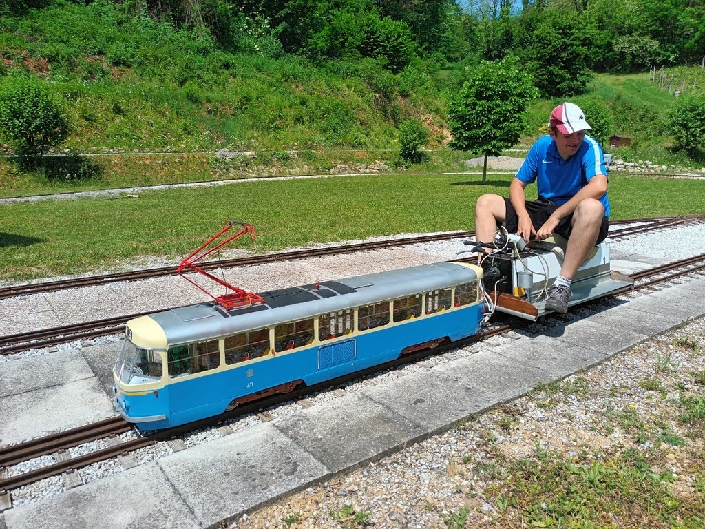 Češki tramvaj u M 1:6 AM-JKLUIGVGrQ7i2M5Q0dLsDvsFLYAAzjckOt290dkaaJTg-uACSJfNGW6_hJKfmtcP_ppJ1W2-7GrWUouCHRjSRuqoohsTUXkiNXzK4jeioQJ7uaIwoAxrJMqHV52ItRxP0G7t8hkNlLMseUoRfd8aUj8B49A=w1024-h768-no?authuser=0